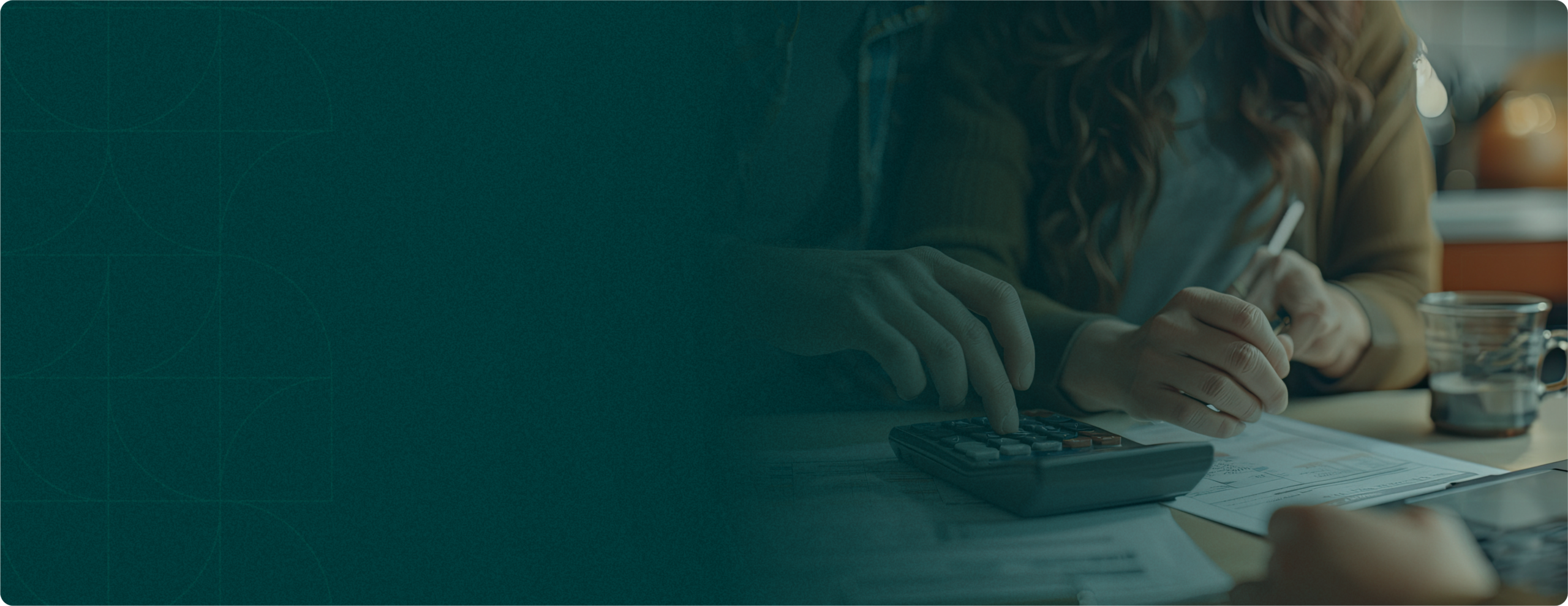 Pessoa usando calculadora e documentos.