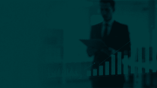 Imagem de um profissional analisando gráficos de crescimento no ambiente de negócios.